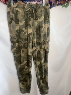 Women’s Camo Drawstring Cargo Pants - Olive Green